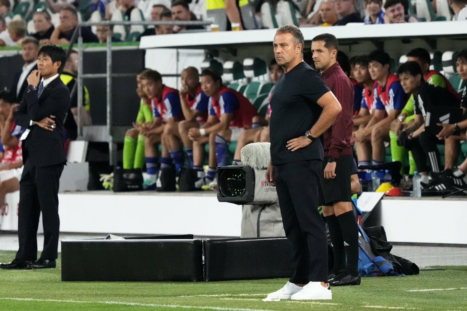 心配そうに戦況を見つめるドイツのハンジ・フリック監督　©Getty Images