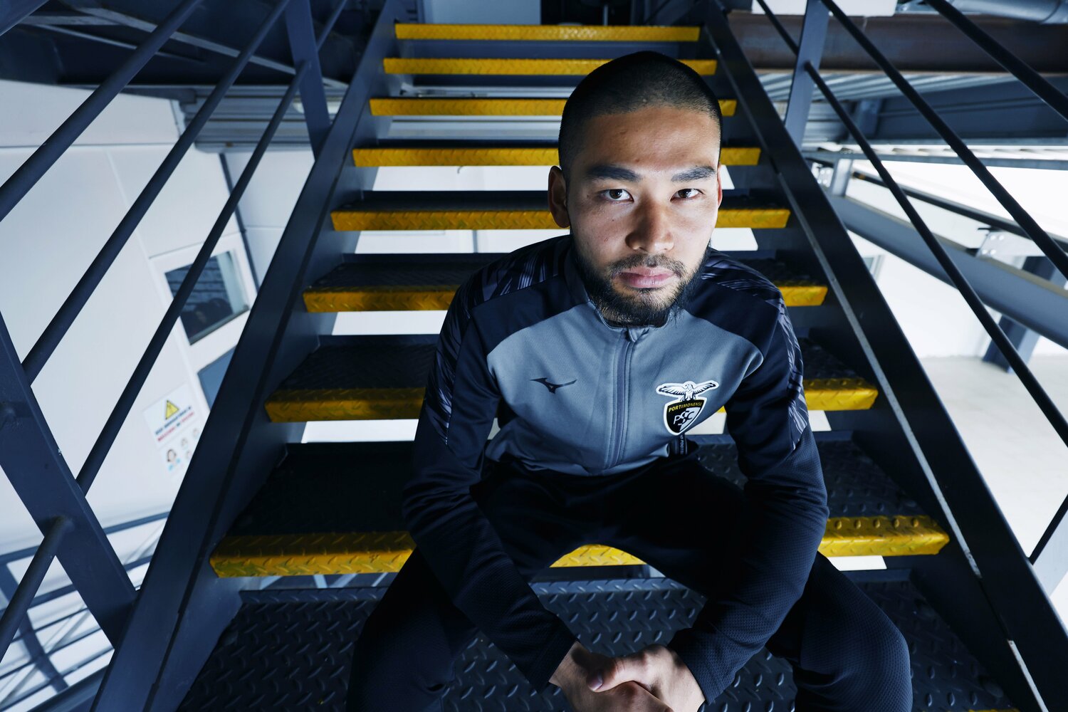 取材が終わったあと、フランスの伊東純也から電話がかかってきていた。よく連絡を取る仲だそうだ。「世間では少し抜けた存在と見られているかも知れないけど、いつも気を遣ってくれる」と中村は伊東について語った　©Daisuke Nakashima