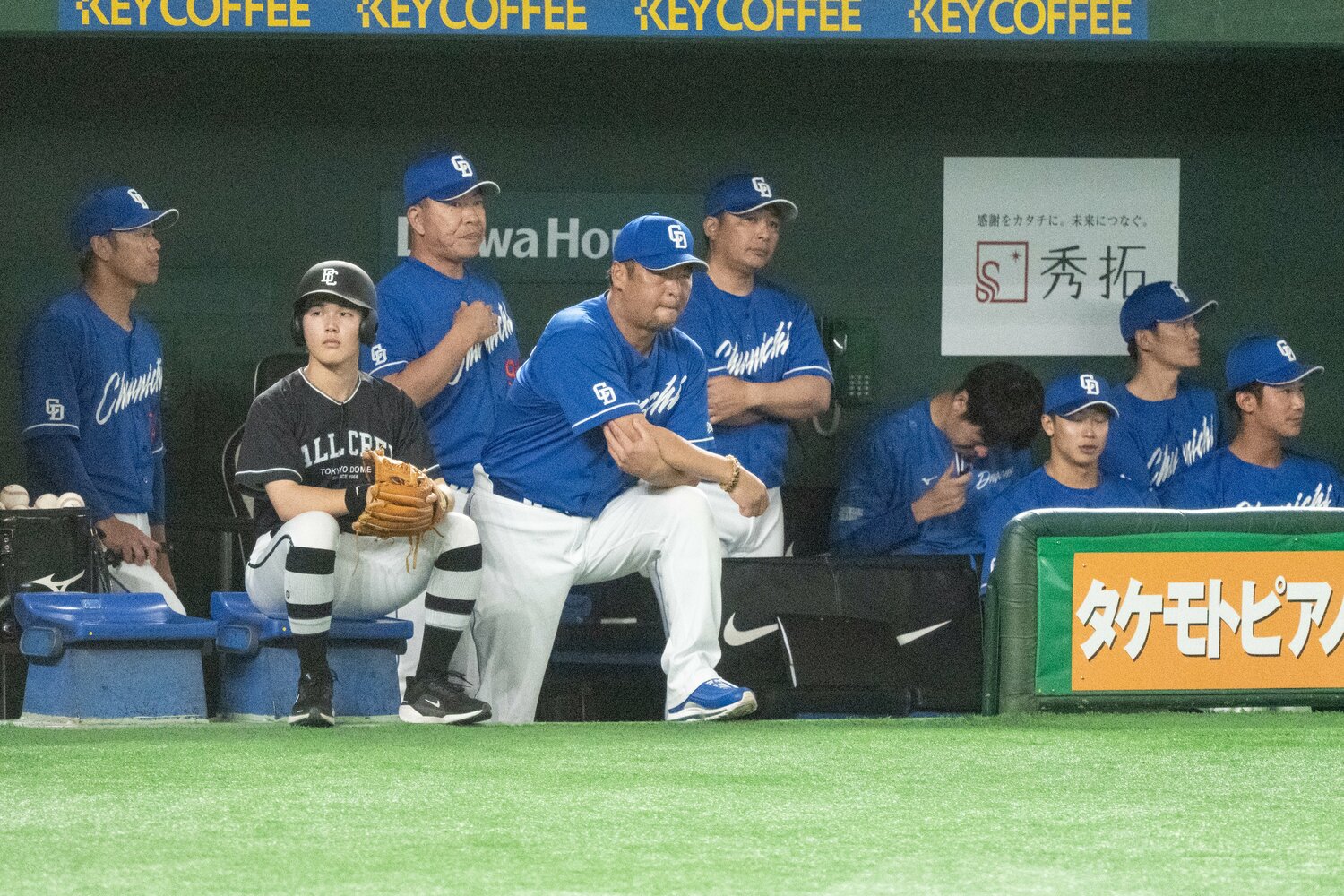 中日攻撃時のベンチ。井上監督は後方で立つ。打撃統括コーチの松中信彦が前で、近くを打撃・作戦コーチの森野将彦（後方右）、サインを出す野手総合コーチの飯山裕志（後方左）が囲む（写真は5月16日、東京ドームでの巨人戦）　©Miki Fukano