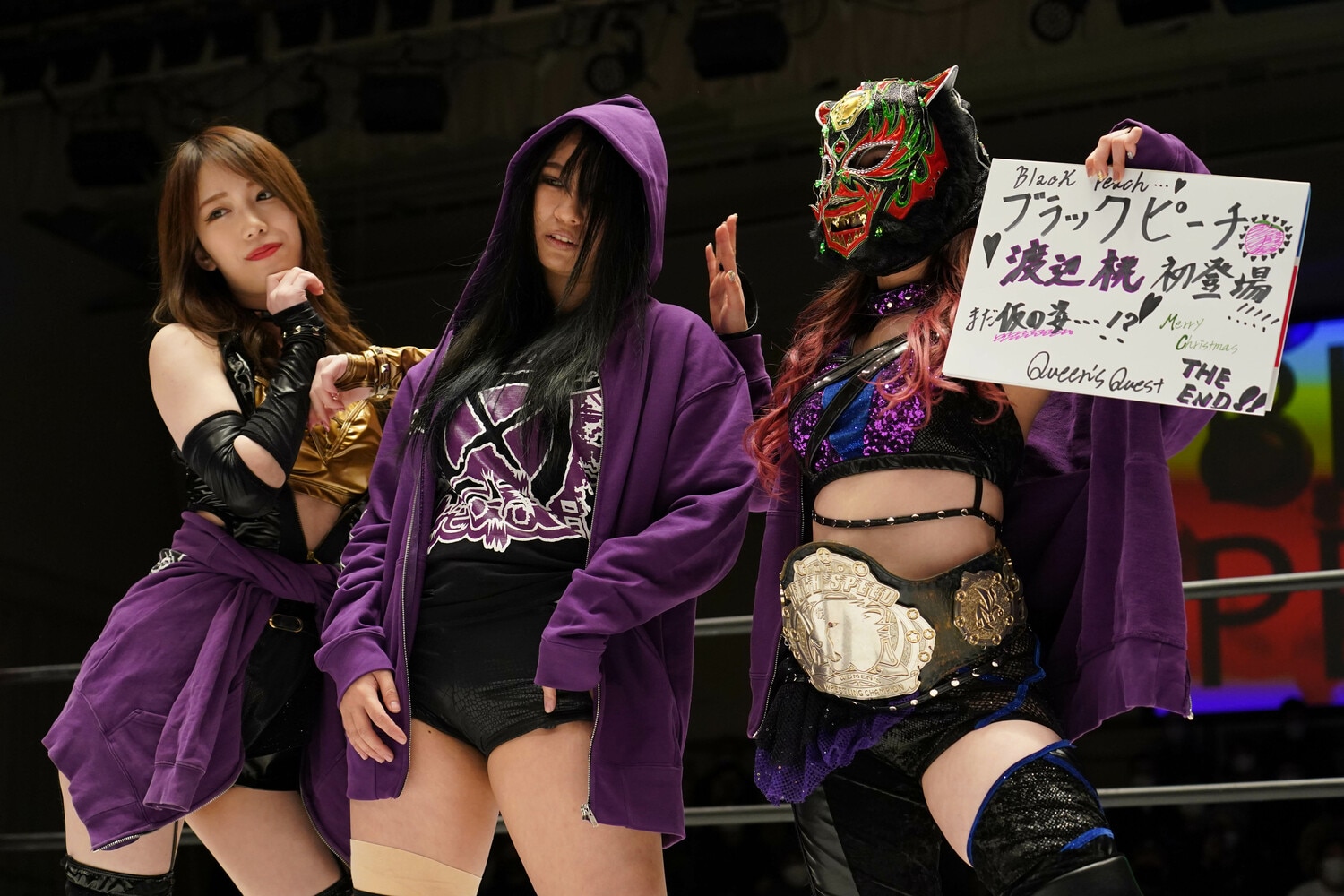 昨年12月、ブラックピーチ（黒い桃）としてリングに上がった渡辺桃（中央）