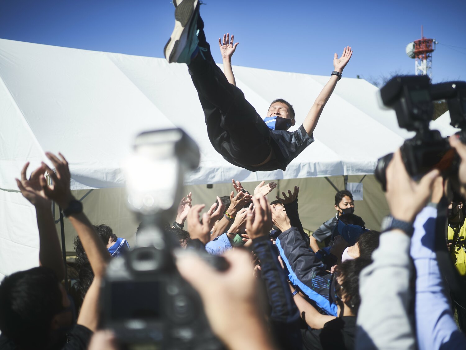 予選会発表後、チームに胴上げされる今井 ©Yuki Suenaga