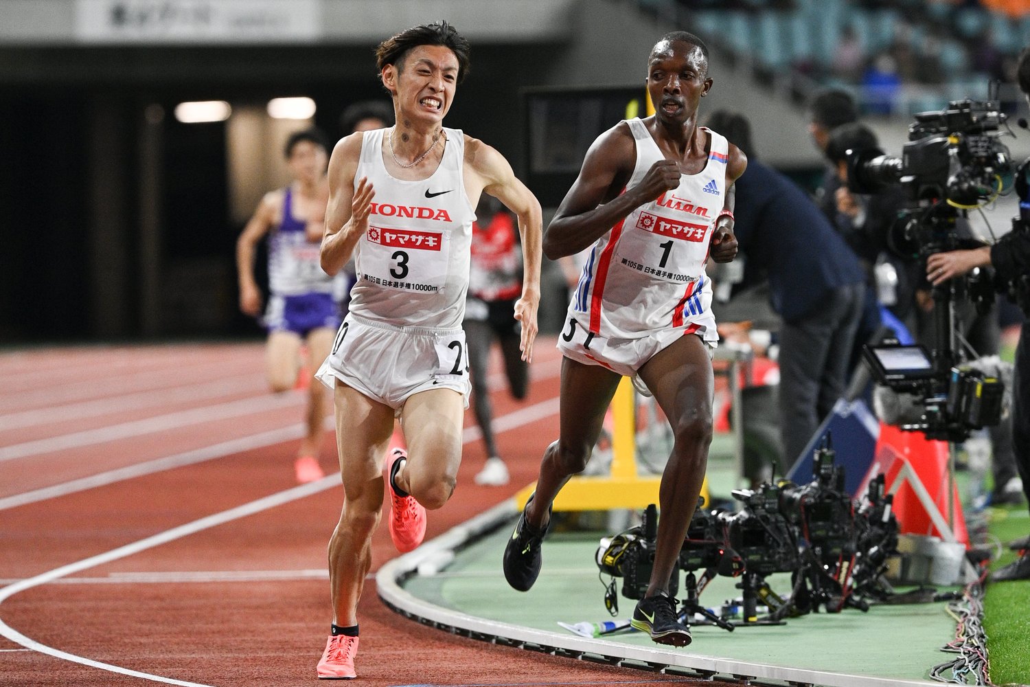 終盤、オープン参加のケモイ（右）とデッドヒートを繰り広げた