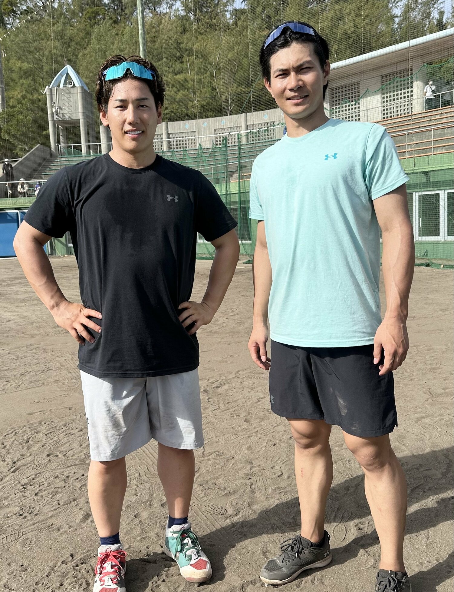 吉田と並んでもこの通り。体の分厚さが増した藤原（右）©︎Chiba Lotte Marines