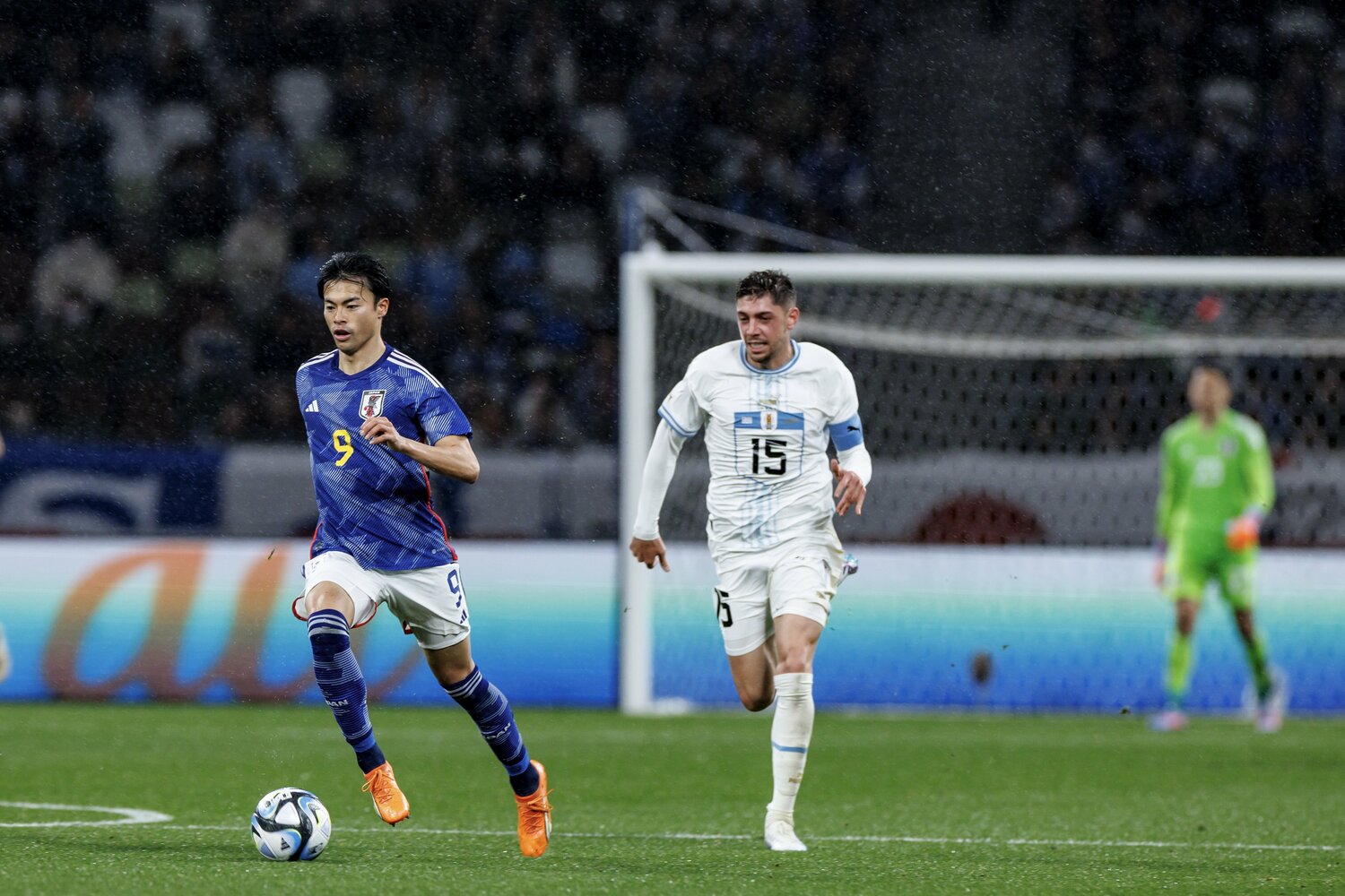 三笘薫を追いかけるウルグアイ代表のバルベルデ（レアル・マドリー）©︎Kiichi Matsumoto/JMPA