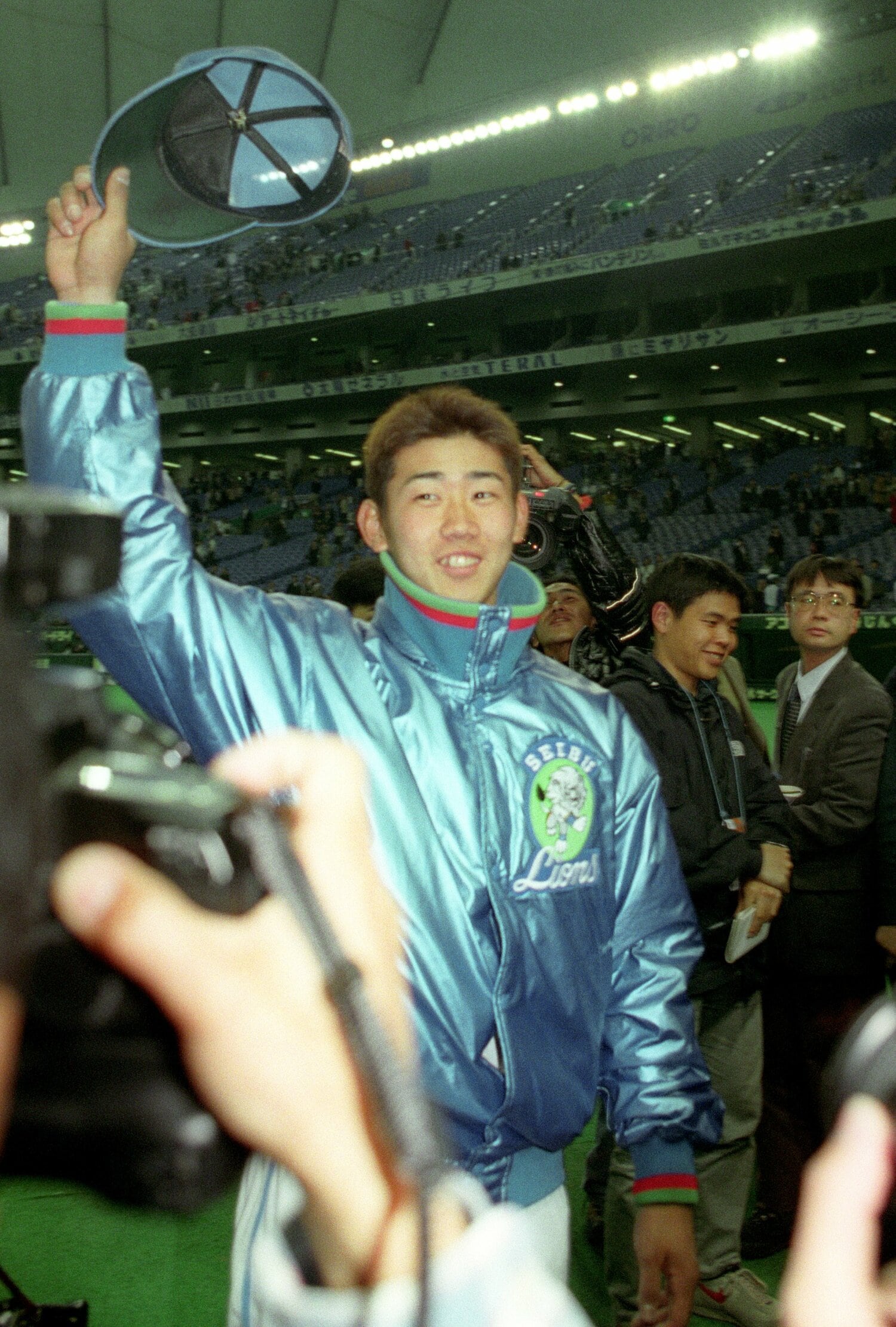 1999年4月7日、東京ドームでの日本ハム戦にプロ入り初登板し、初勝利を挙げ声援にこたえる松坂　©KYODO