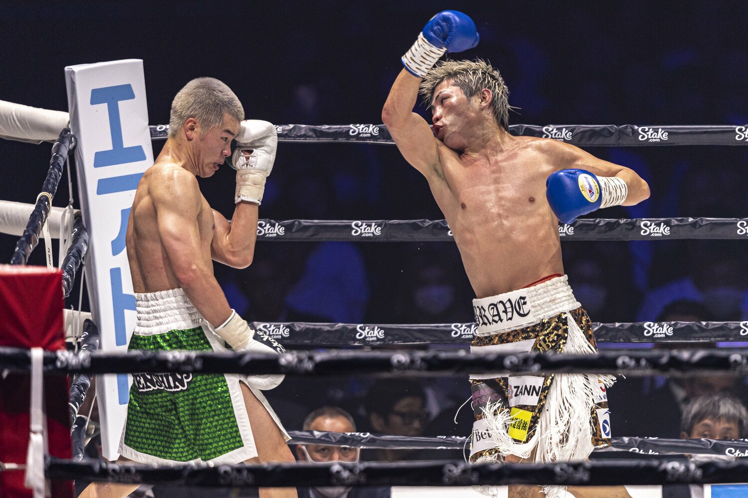 パンチをかわす那須川。与那覇のパンチが空を切る場面が多く見られた　©︎Takuya Sugiyama