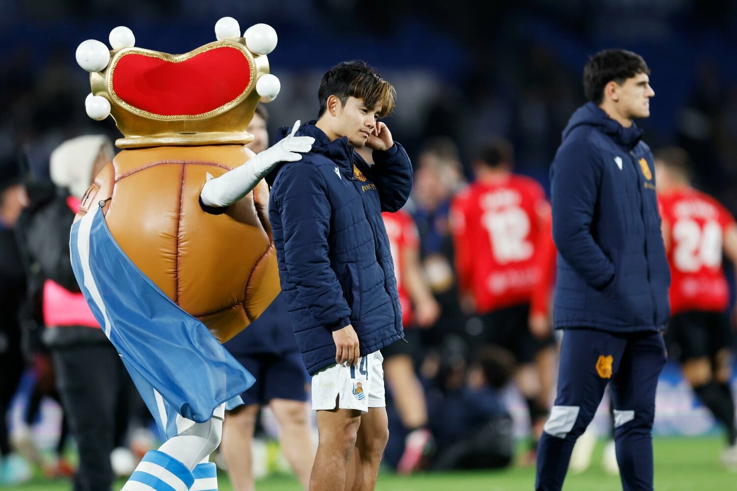 ラ・レアルのマスコットであるチュルディンくんが、久保の肩を……