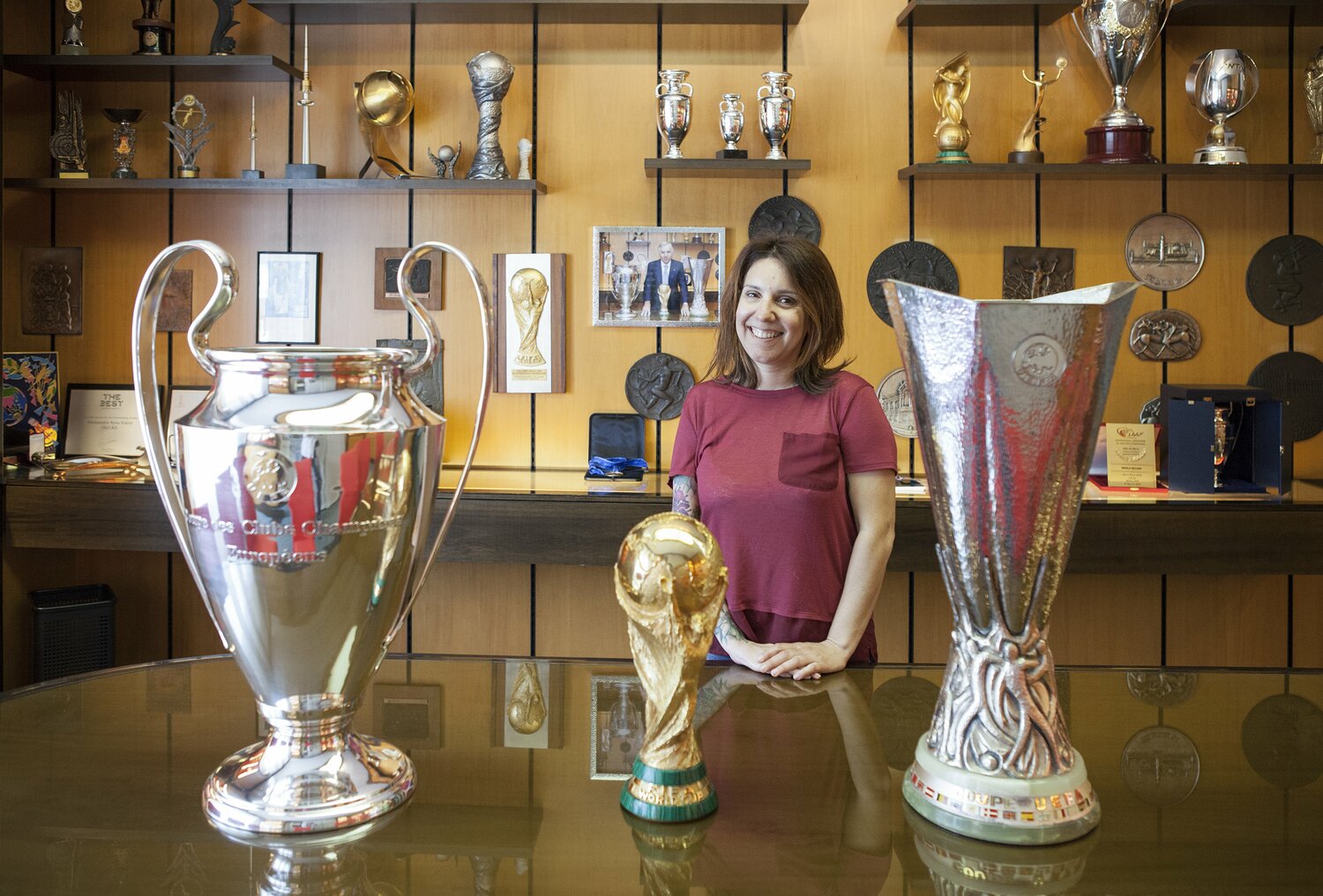 ベルトーニ社現社長のヴァレンティーナ・ローサ。背後の額縁写真は先代社長の父ジョルジョ　©Paolo Vezzoli