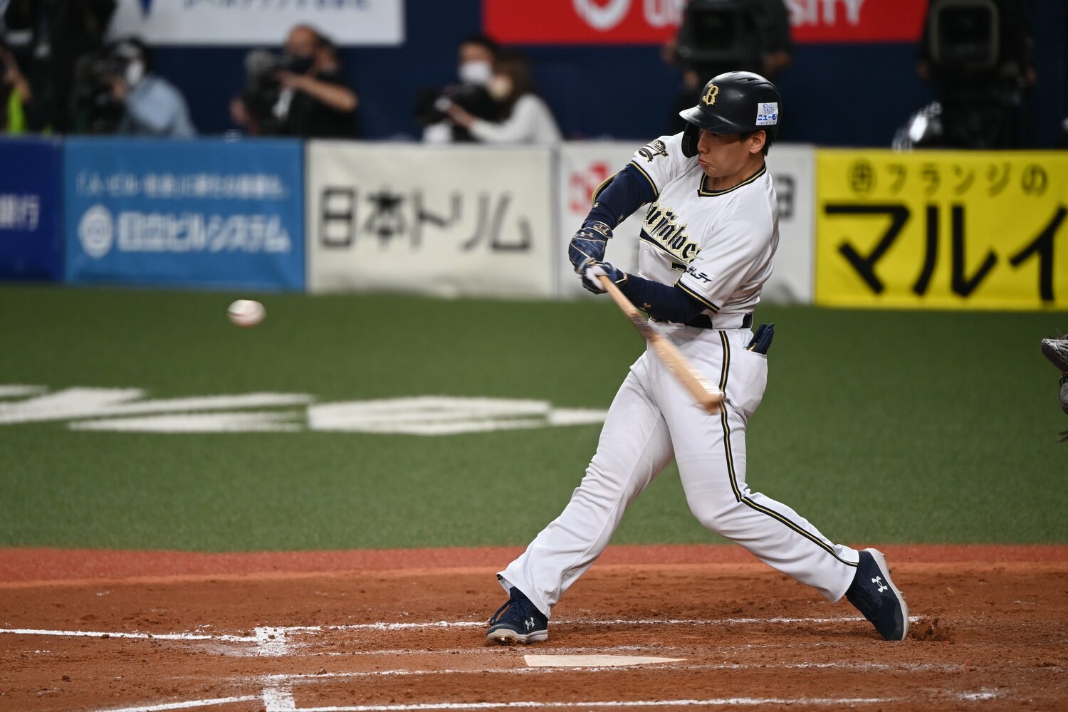 狙いすました吉田正尚のスイング。京セラドームの5階席へ運んだ会心の一撃だった　©︎Naoya Sanuki