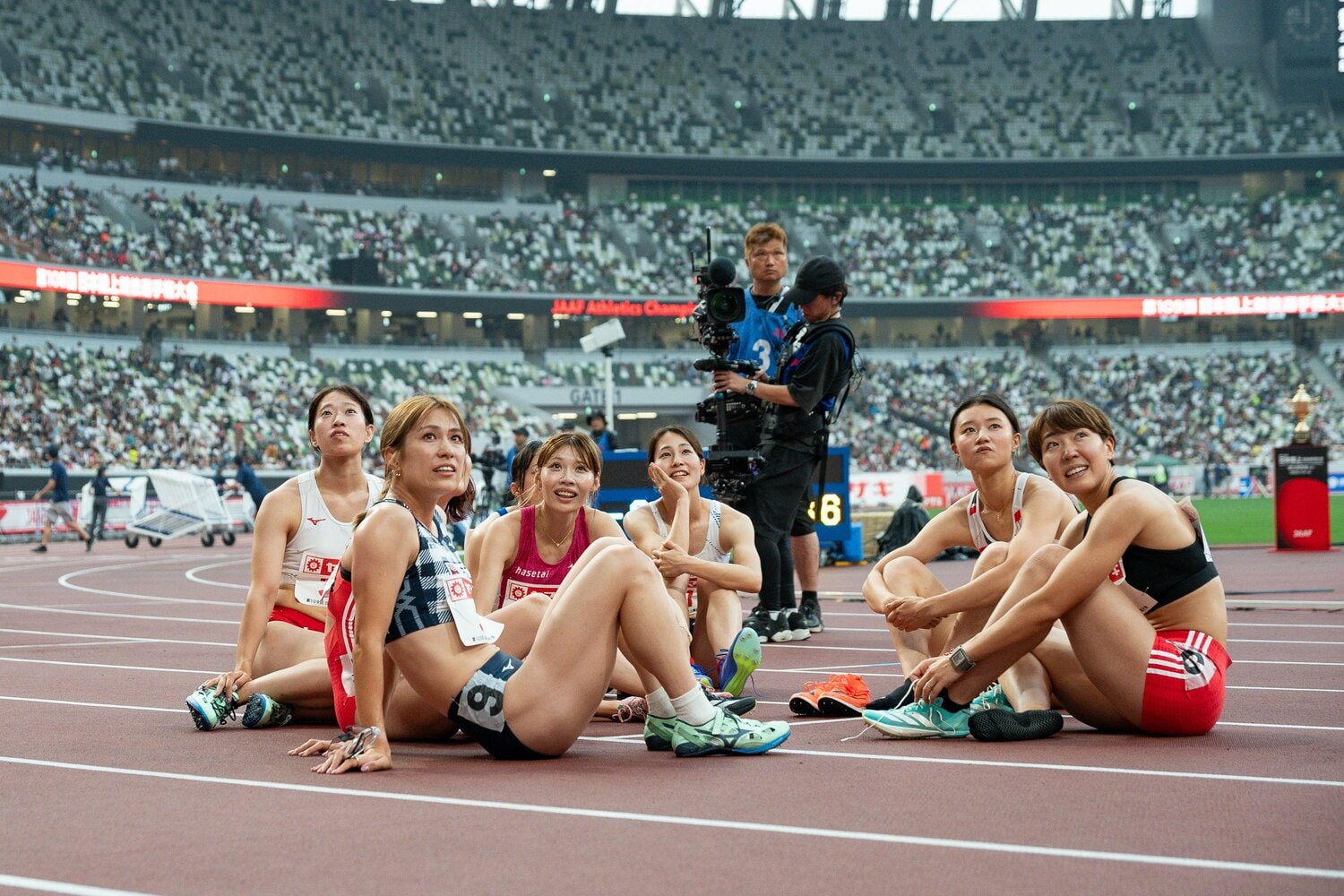 レース後、結果確定まで決勝レースを走った8人が車座になる異例の事態に　©Nanae Suzuki