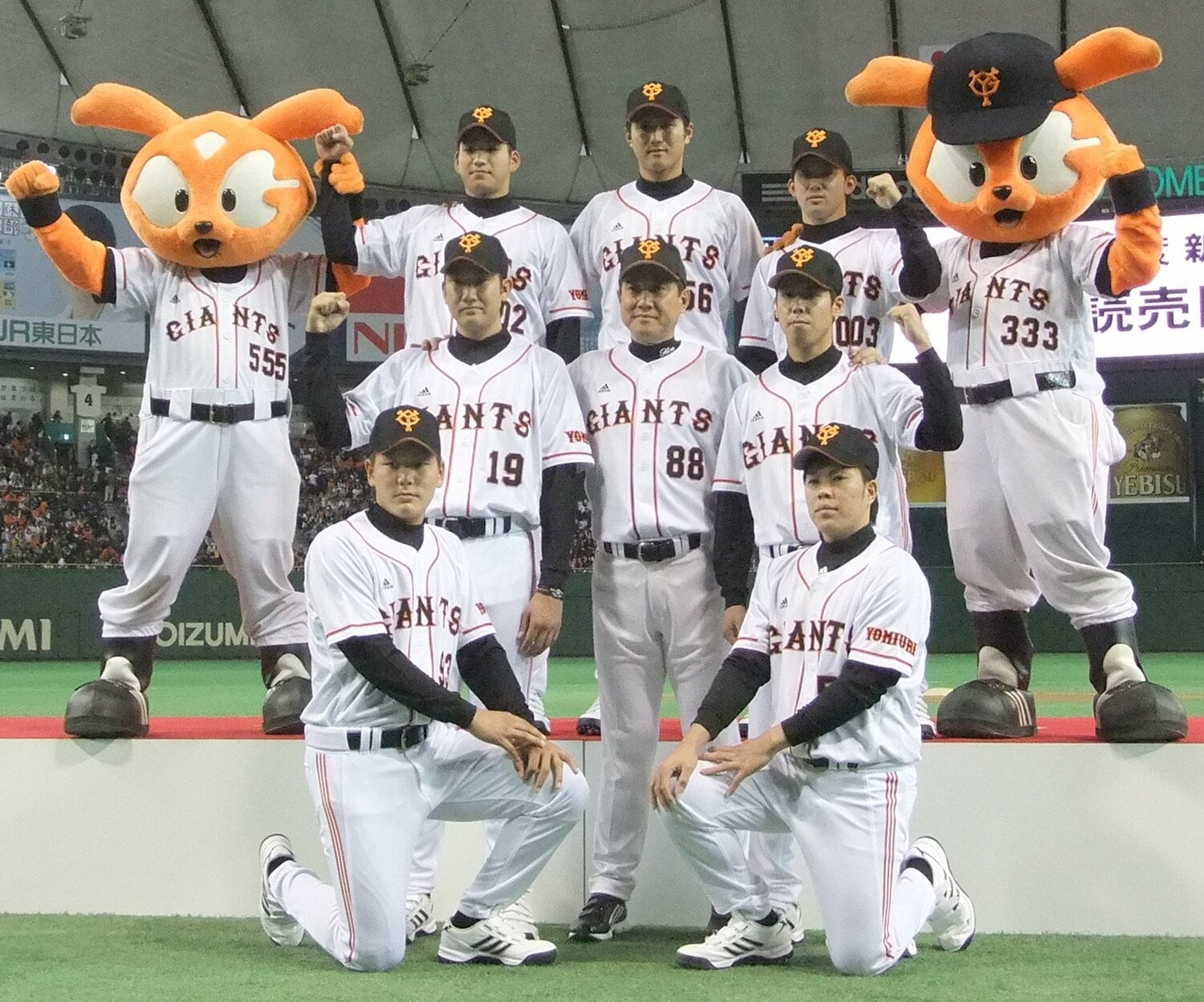 巨人の新入団選手発表でポーズをとるドラフト1位の菅野智之投手（中央左）ら　©︎JIJI PRESS