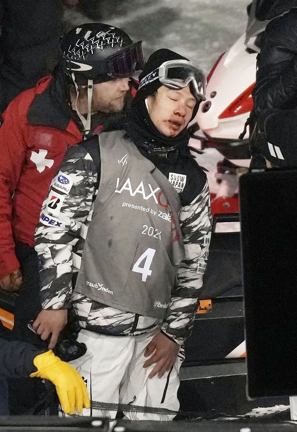 今年1月のワールドカップで転倒した平野歩夢。顔面からは出血が…　©︎KYODO　【スワイプするとそのほかの写真もご覧になれます】