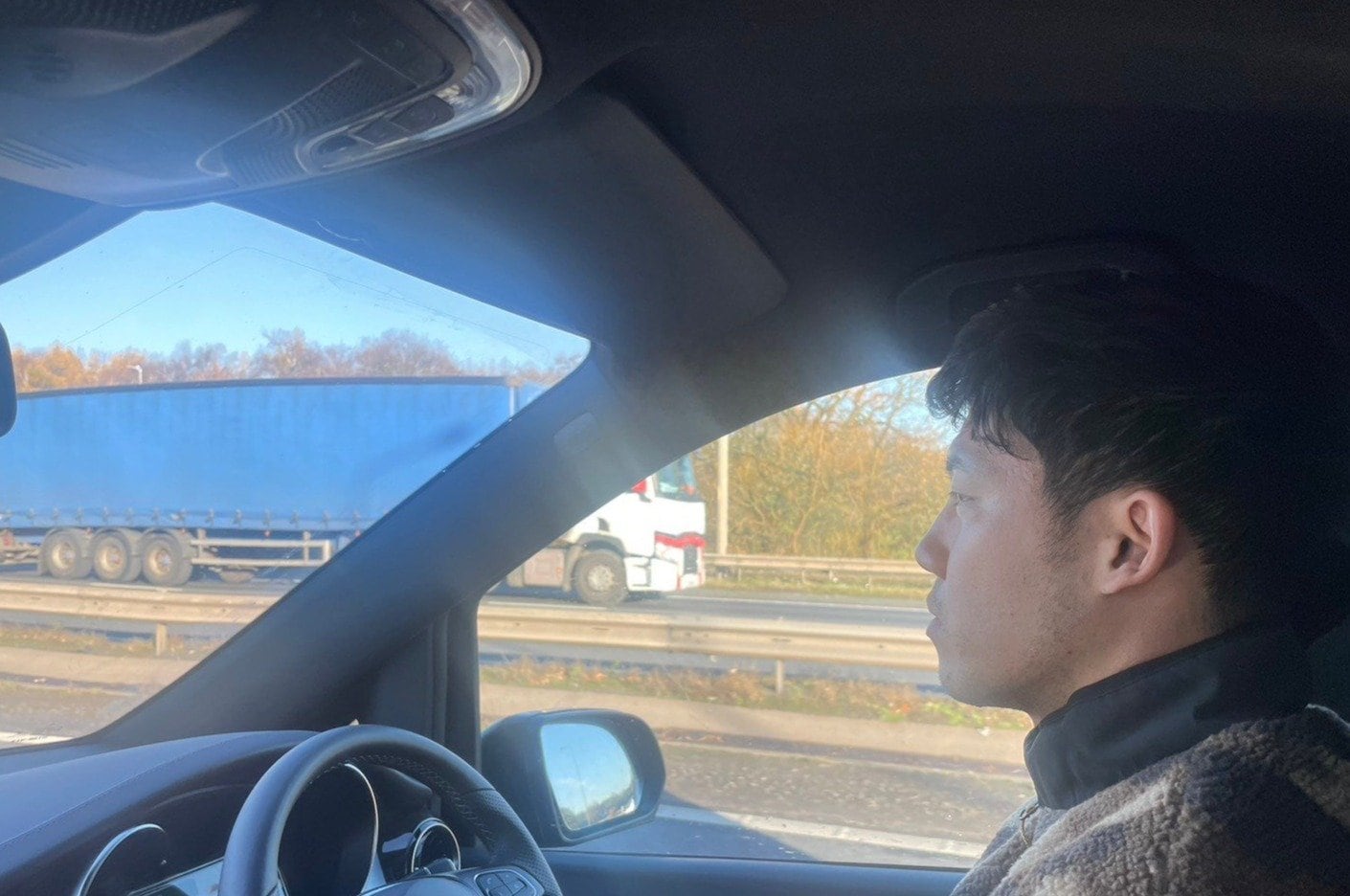 筆者撮影。車の助手席から運転するエンドウを捉えた貴重な一枚