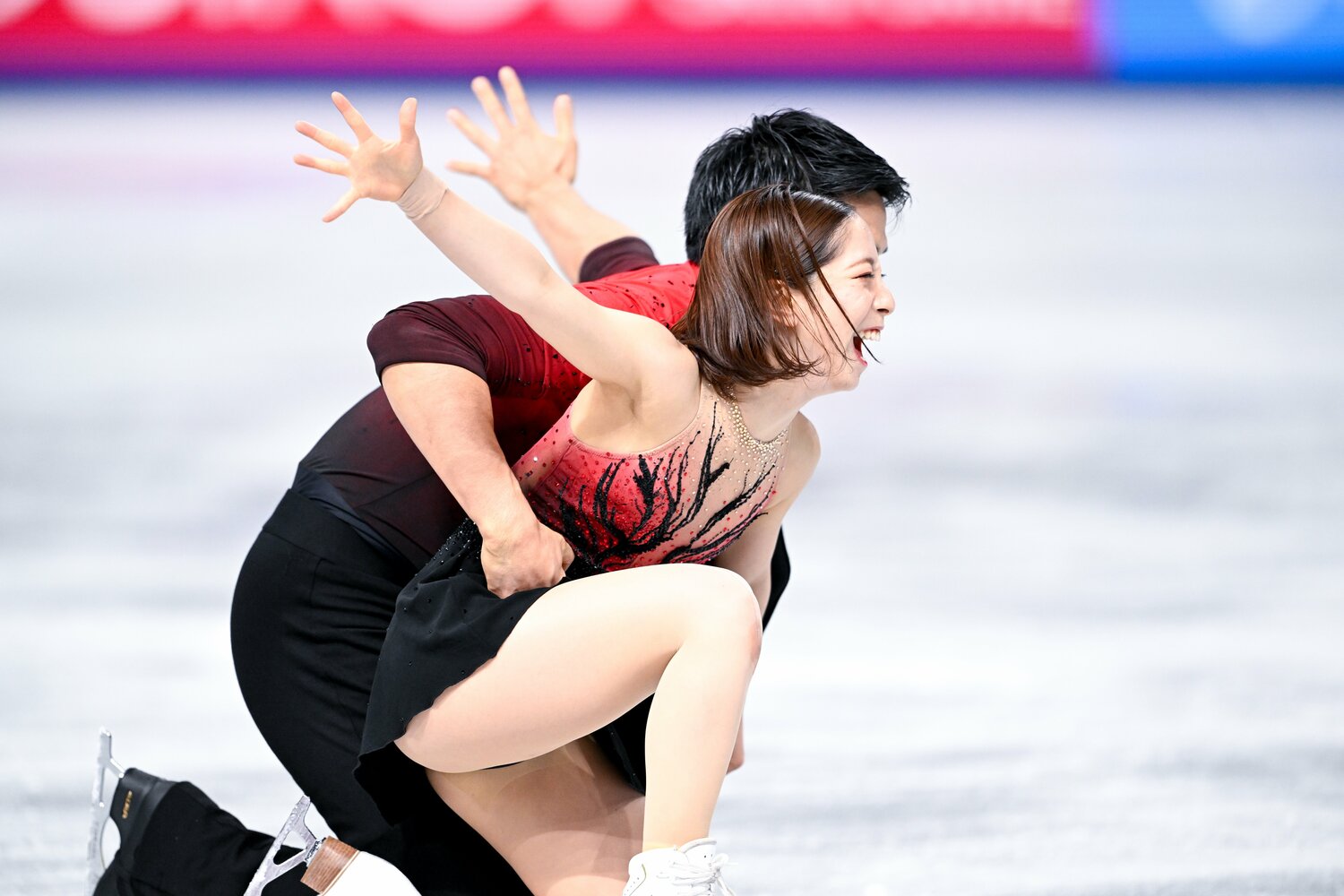 僅差ながらSPで首位に立ったりくりゅう