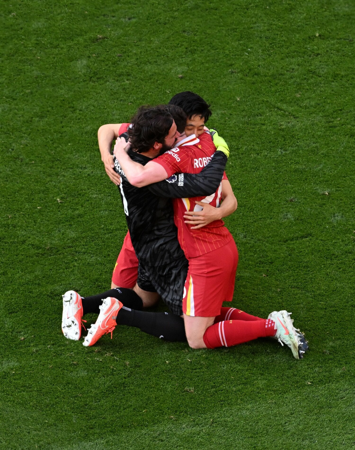 プレミア優勝後、ロバートソンと遠藤、ベッカーのハグ（写真は右に続きます）　©Getty Images