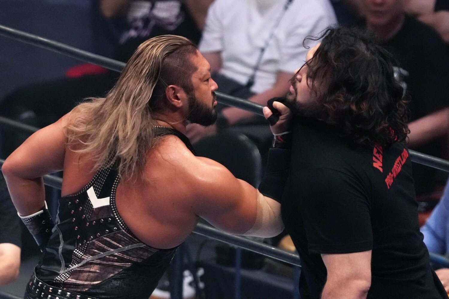 EVILに胸ぐらをつかまれ挑発されるウルフアロン。10月13日、両国国技館 ©Masashi Hara