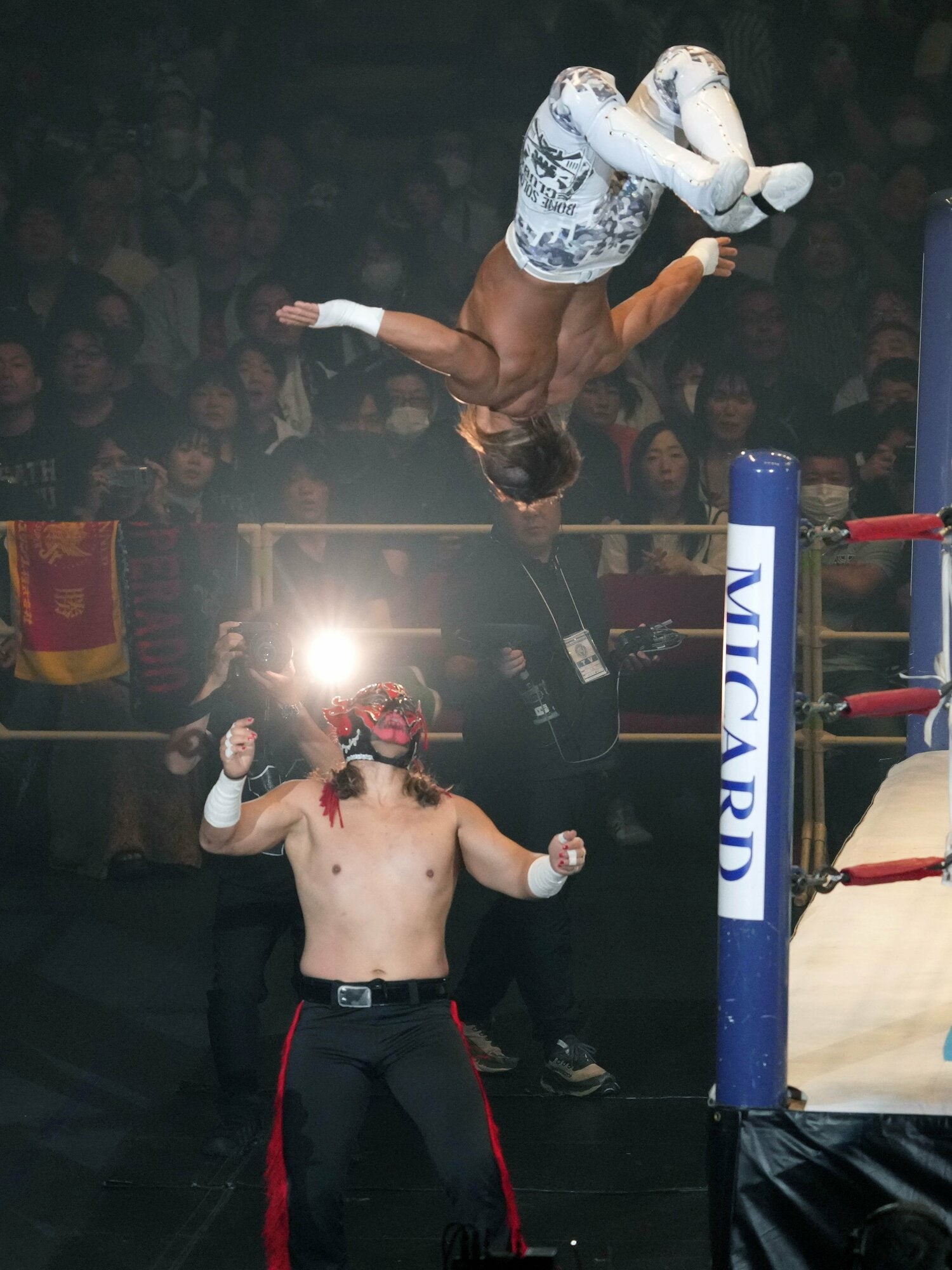 石森太二の場外へのムーンサルト　©Essei Hara