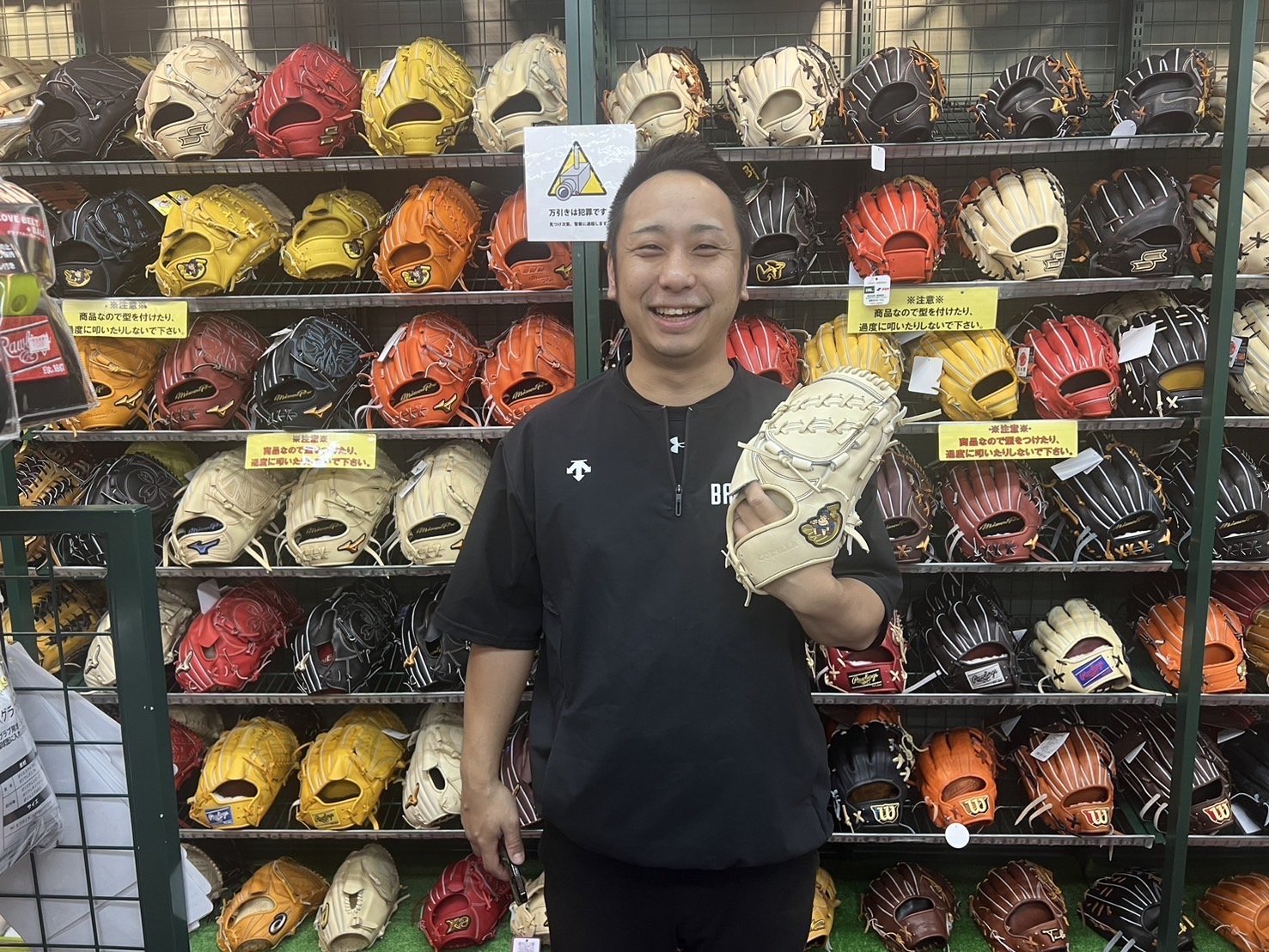 野球専門店・ベースマン立川店のカリスマ店長、星徹弥さん。「2.0超えの野球用具視力を持つ男」の異名を持つ