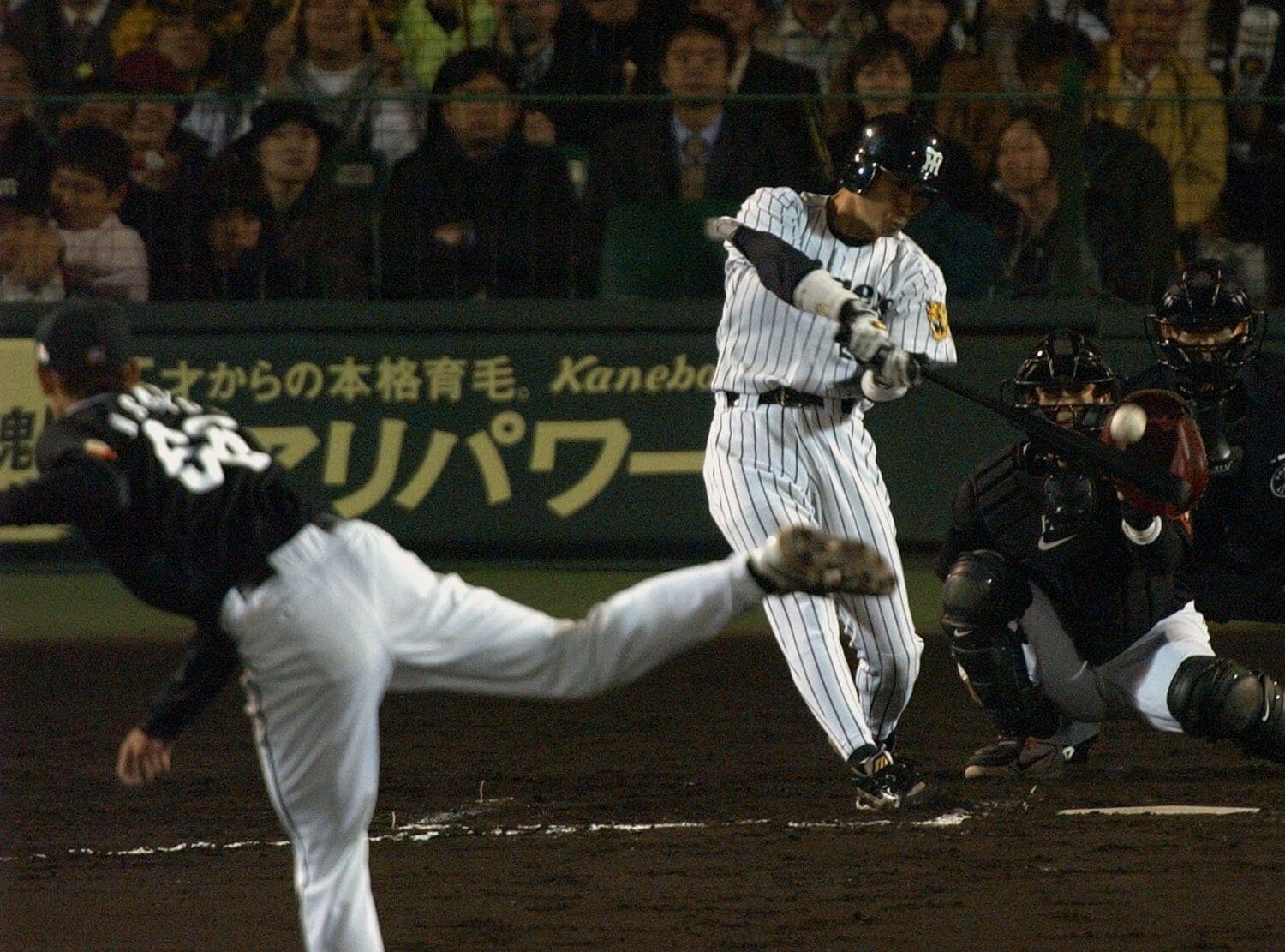 ６回裏、２死満塁で桧山進次郎が斉藤和巳から逆転の２点適時打を放つ　©︎JIJI PRESS