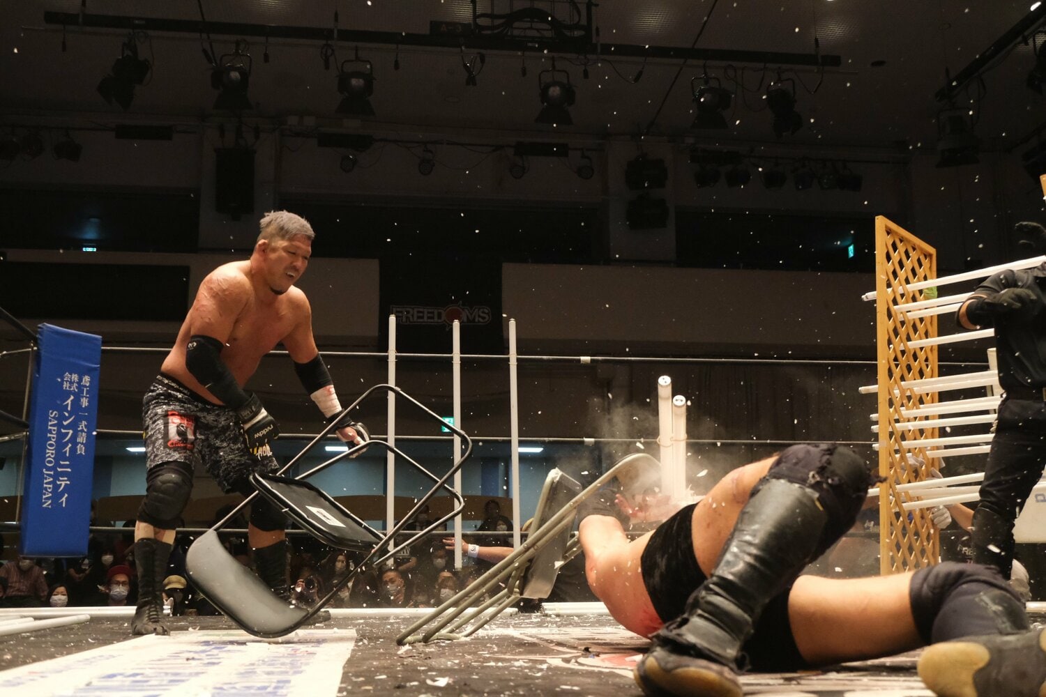 倒れたドリューの顔にイスを乗せ、さらにイスを叩きつける（クリックすると「この記事の写真」に飛びます。流血等の過激な写真を含みますのでご注意ください）