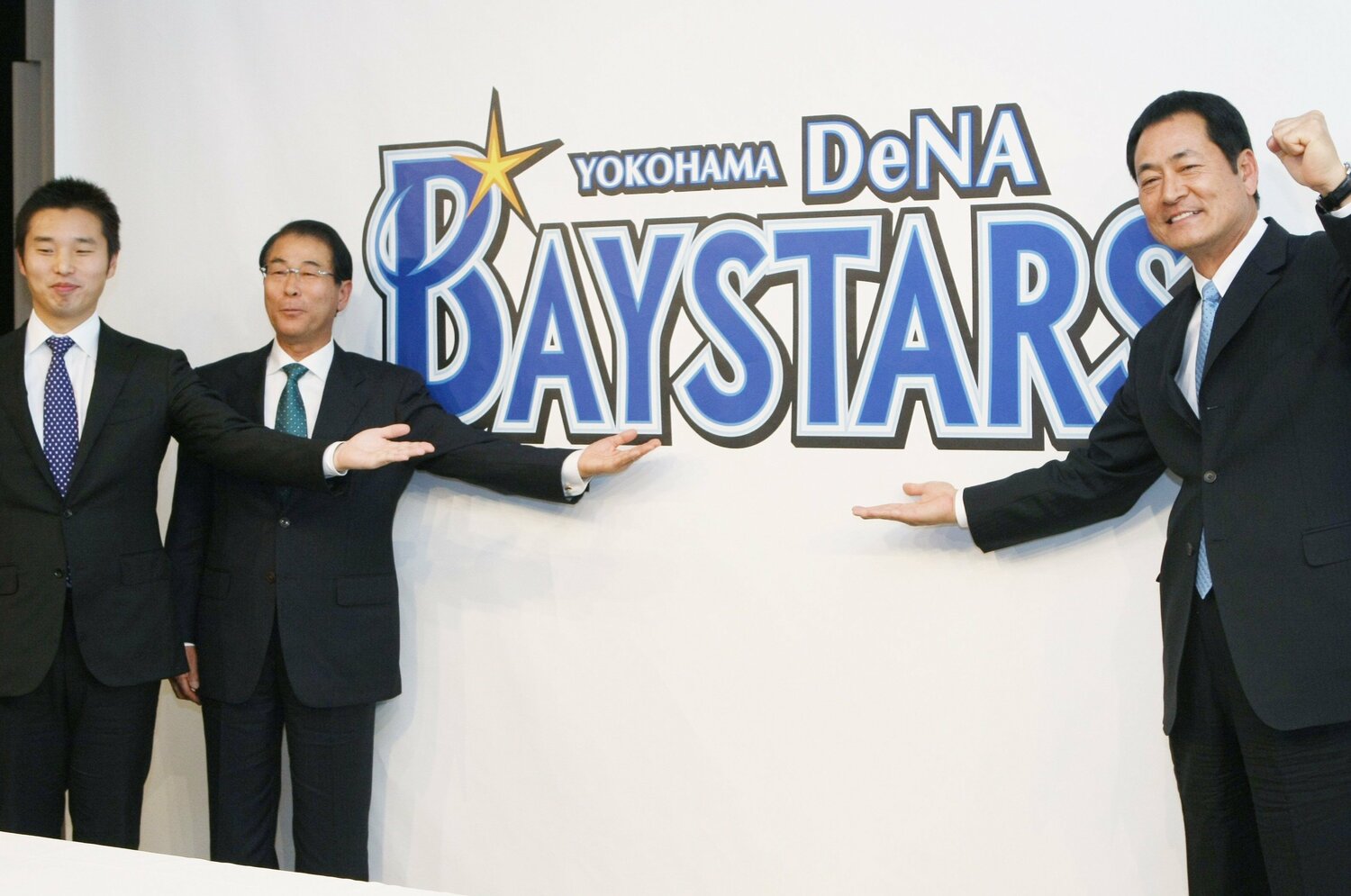 DeNAのロゴを披露する(左から)池田純社長、高田繁GM、中畑清監督 ©JIJI PRESS