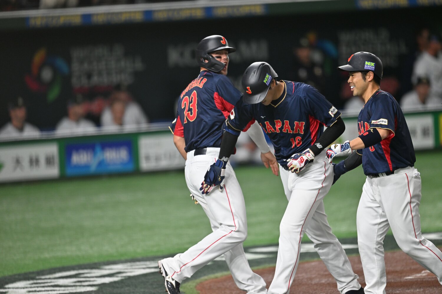 生還した近藤とヌートバーが大谷を歓迎。チームの雰囲気の良さが分かる一枚でもある　©Naoya Sanuki