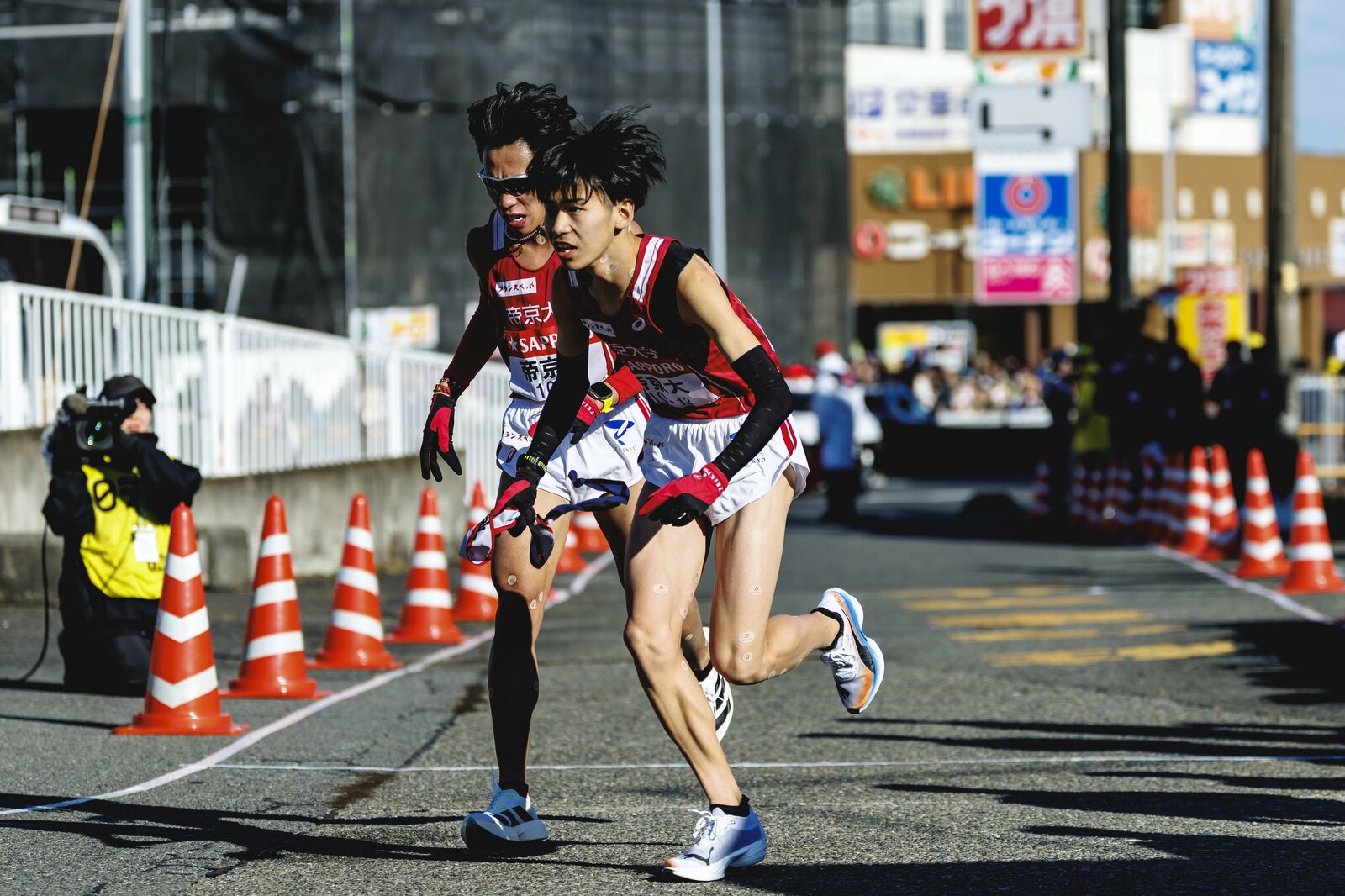 楠岡から襷を受け取った島田が走り出す photograph by Kiichi Matsumoto