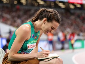 世界陸上“豪雨の走高跳決勝”28歳金メダリストが競技中に記したノートの中身は？ “眠れる美女”は銅メダルでも…「ブランケットがあったので大丈夫」