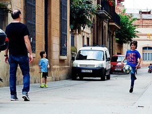 バルセロナに球蹴りが戻ってきた。親子の路地裏フットボールの幸せ。