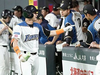 敵地でいじられ、死球でもなごむ。日本ハム杉谷拳士が愛される理由。＜Number Web＞ photograph by Kyodo News