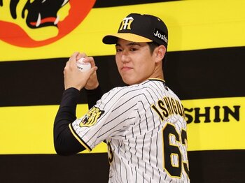 「おぉ！ウチの社員がプロ野球選手になったぞ」JR現役駅員がドラフト5位で阪神へ…なぜ社会人野球は必要なのか？「私はドラ1投手と広島駅で働いてました」＜Number Web＞ photograph by JIJI PRESS