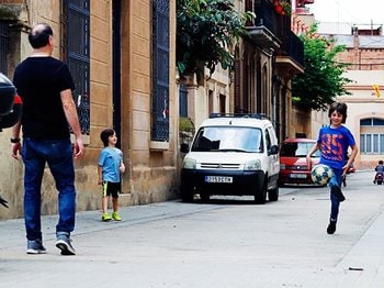バルセロナに球蹴りが戻ってきた。親子の路地裏フットボールの幸せ。＜Number Web＞ photograph by Daisuke Nakashima