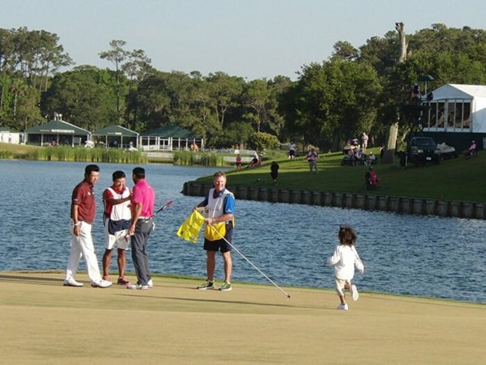 敗れた直後に勝者を祝福する難しさ。松山英樹がデイの家族に見せた表情。＜Number Web＞ photograph by Sonoko Funakoshi