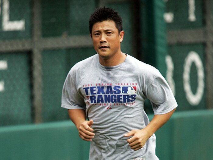 不屈の意志で実戦復帰へ。大塚晶則に奇跡は起きるか。～41歳、元大リーガーの再出発～＜Number Web＞ photograph by AFLO