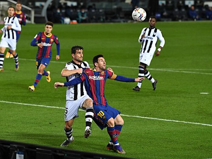 あのトラウマのせい？ 過去30年で最弱バルサ、もう優勝絶望か “最後のメッシ”かもなのに…＜Number Web＞ photograph by Getty Images