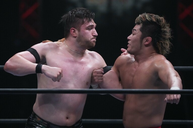 上村優也と正面からぶつかるカラム・ニューマン　©Essei Hara