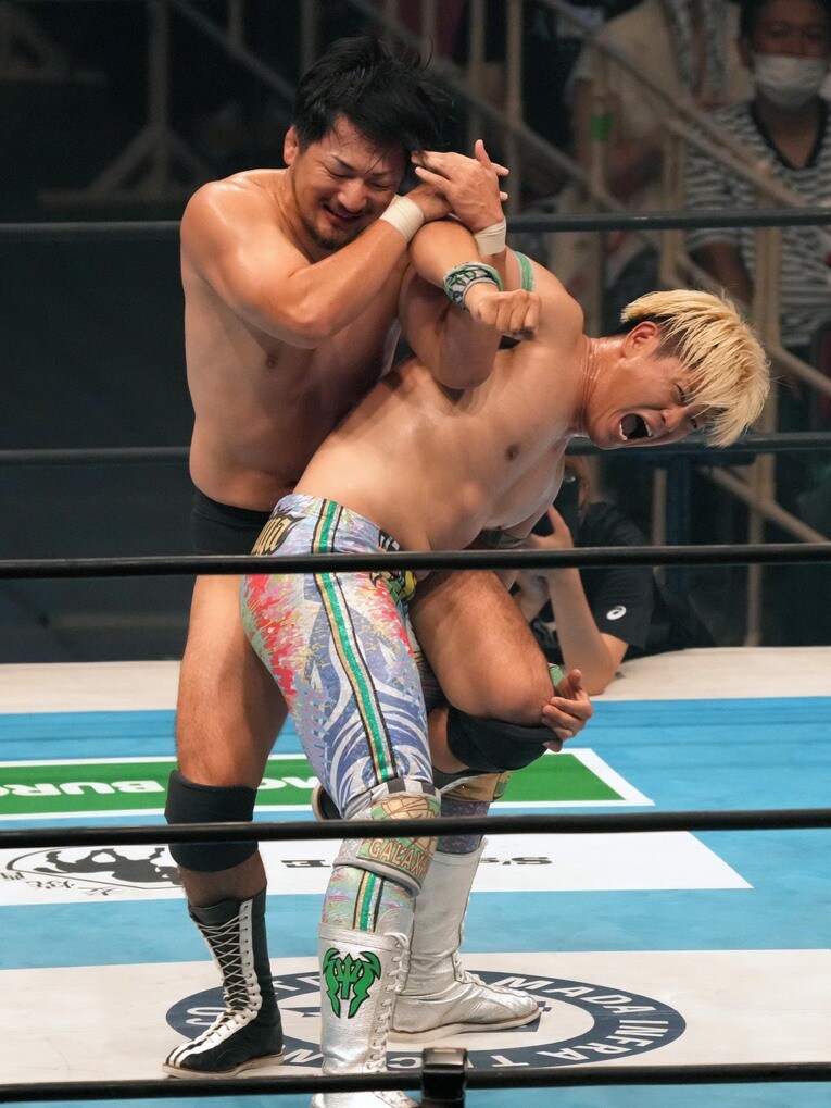 成田蓮はコブラツイストで清宮海斗を捕えようとする