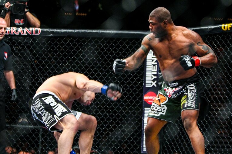 意識を飛ばされて倒れ込むシウバ（5枚目／全8枚）©Susumu Nagao