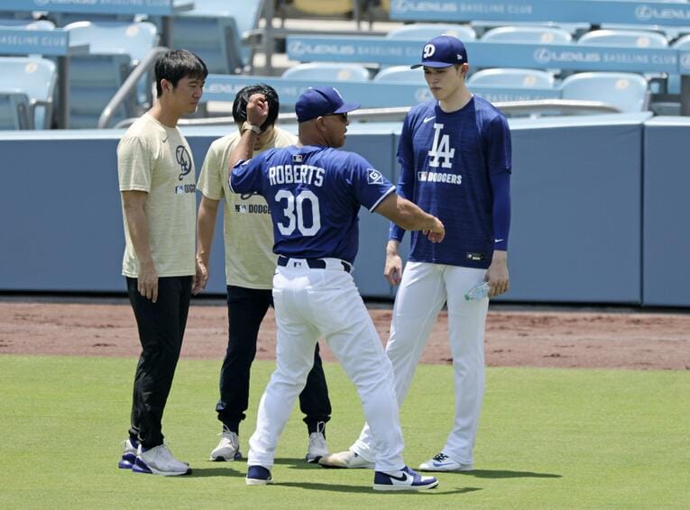 ロバーツ監督の指導を受ける佐々木朗希（現地6月1日）©︎KYODO