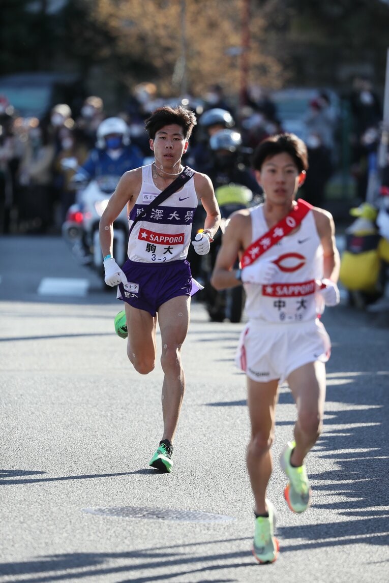 【2区史上最高の対決／2023年】トップに立つ吉居の後ろに田澤が迫る　©JMPA