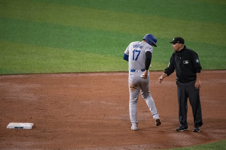 盗塁後の一コマ…ポケットに注目。審判が近づいて…　©Nanae Suzuki