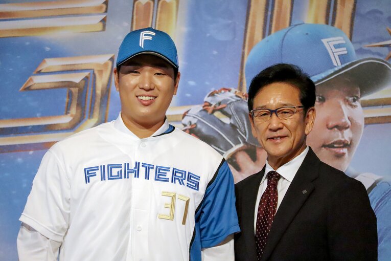 古林睿煬の入団会見は台北で行われ、栗山英樹チーフ・ベースボール・オフィサーも出席した　©JIJI PRESS