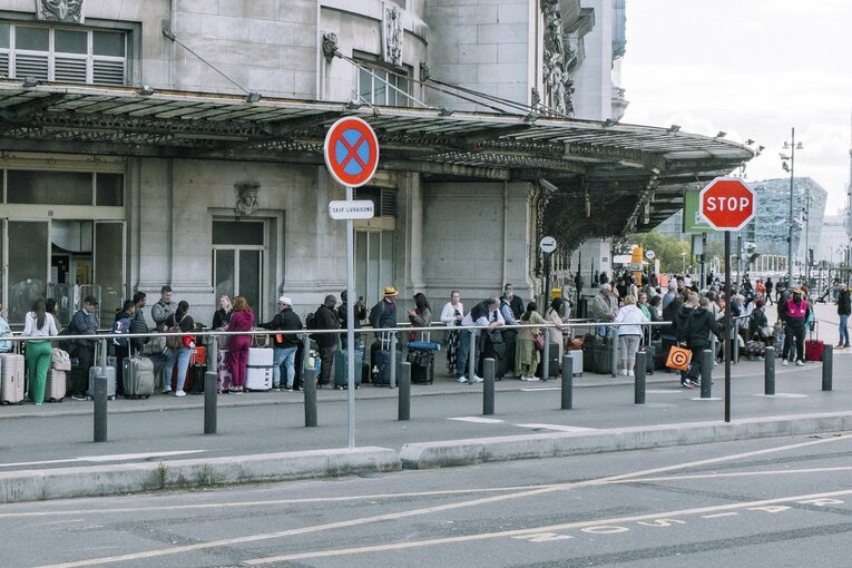 写真はパリのリヨン駅。タクシー乗り場は朝以外つねに大行列である　©Kiichi Matsumoto