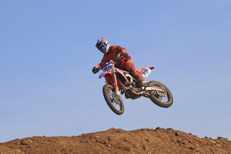 モトクロスでトレーニングをする小椋藍　photograph by Satoshi Endo