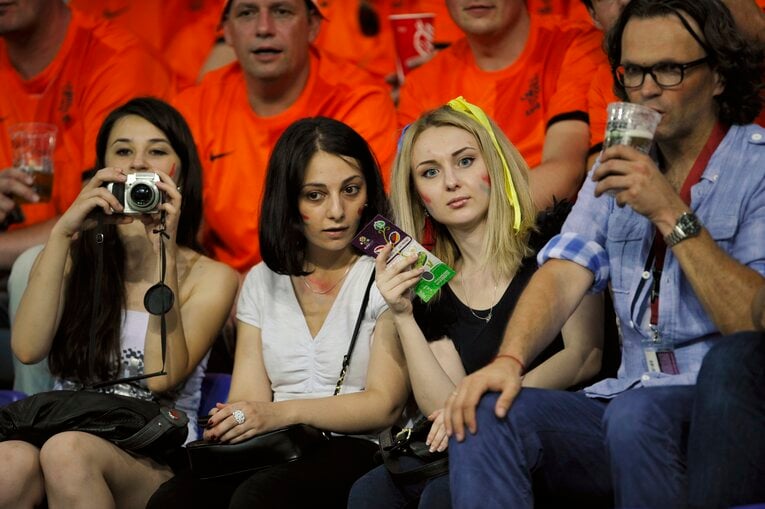 EUROにいた美しい女性サポーターの応援姿（50枚超）　©Sports Graphic Number