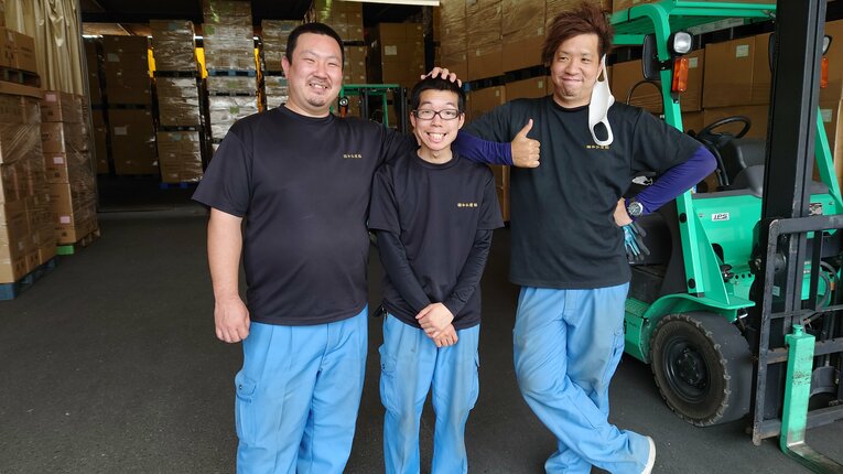 やりがいを見つけ、同僚たちと充実の時間を過ごしている（本人提供）