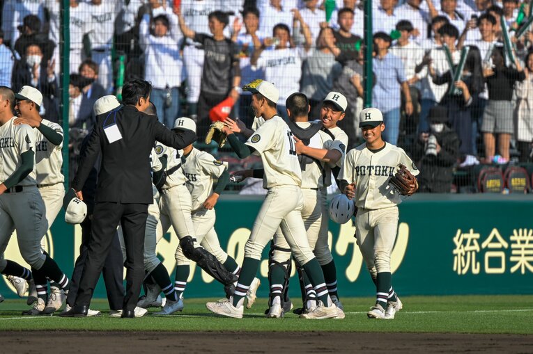 大阪桐蔭に勝利し、決勝進出を決めた報徳学園　©Nanae Suzuki