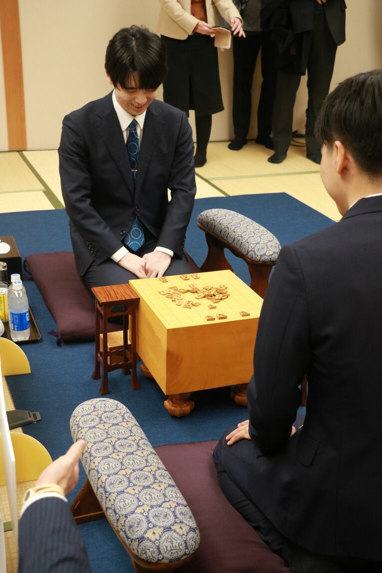 前日検分での藤井　©日本将棋連盟