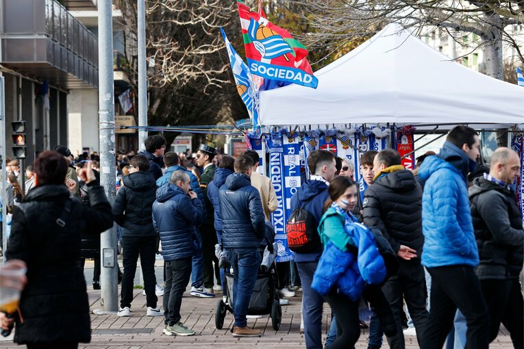 冷たい風が吹いていたこともあって、ダウン姿のサポーターが多かった