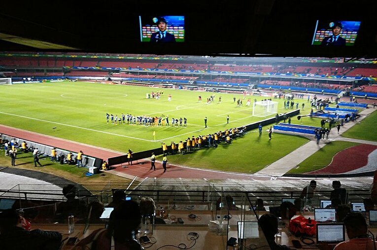 コパ・アメリカの日本の初戦、対チリ戦が行なわれたモルンビースタジアムの記者席。バックスタンドのコーナー付近の上からピッチを撮影。 ／ photograph by Kei Totsuka